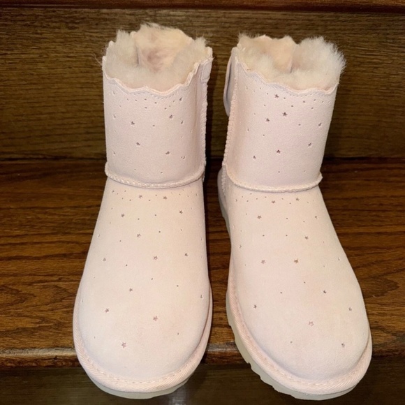 UGG Big Girl's Stargirl Classic Mini Bow Pink Fashion Boot, Size 6 (Big Kid) - Picture 2 of 8
